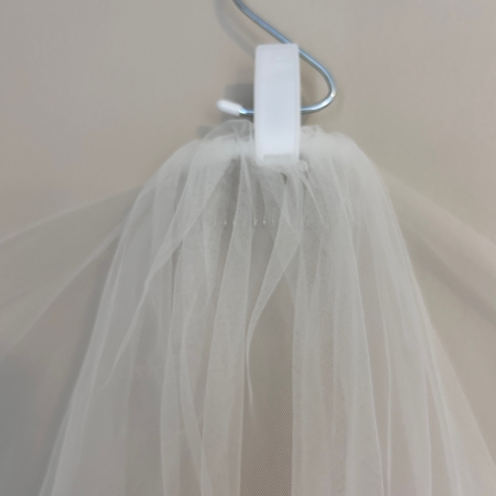 Elegant White Floral Veil - Picture 8 of 9